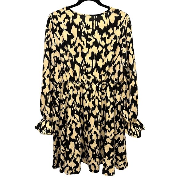 🍒 2/$20 🍒 Plus Size Black and Ivory Flowing Dress with Ruffles at Wrist - Picture 5 of 6